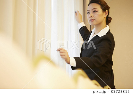 ホテルで働く女性 35723315