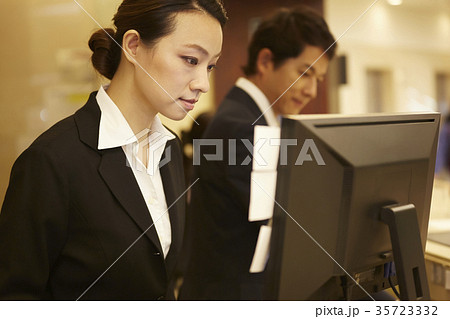 ホテルで働く女性 フロントの写真素材