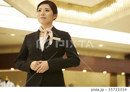 ホテルで働く女性 35723334