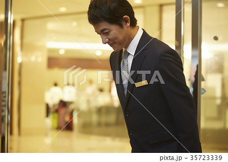 ホテルで働く男性 35723339