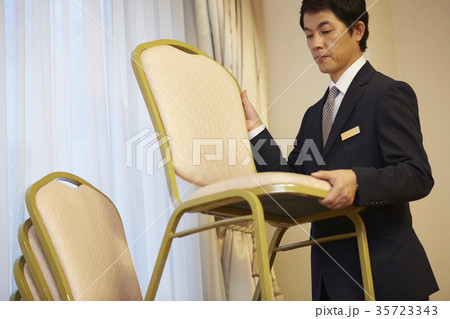 ホテルで働く男性 35723343