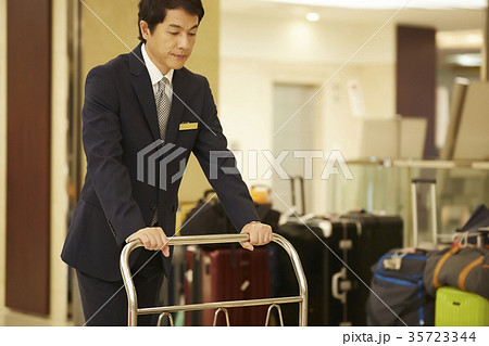 ホテルで働く男性 35723344