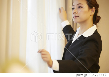 ホテルで働く女性 35723345