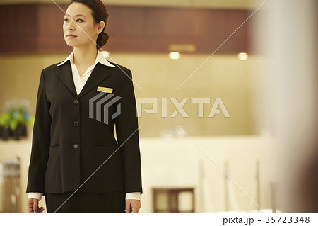 ホテルで働く女性 35723348