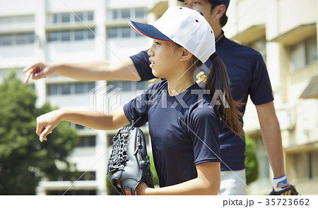少年野球　投球の練習をする女子 35723662