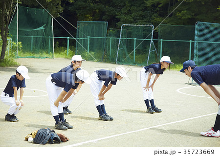 少年野球　練習　ストレッチ　準備 35723669