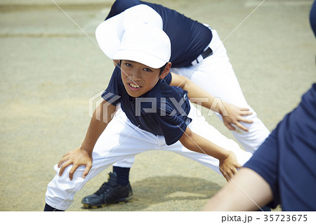 少年野球 練習 ストレッチ 準備の写真素材