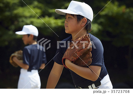 少年野球　投球の練習をする男の子　ポートレート 35723708