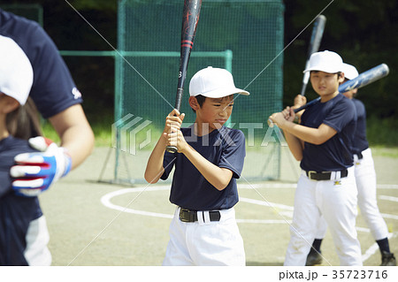 少年野球　バッティングの練習をする男の子　ポートレート 35723716
