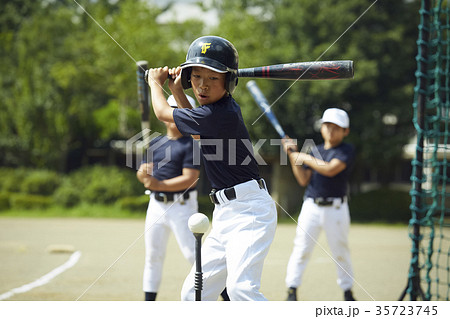 少年野球　バッティングの練習をする男の子　ポートレート 35723745