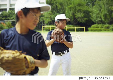 少年野球　投球の練習をする子どもたち 35723751
