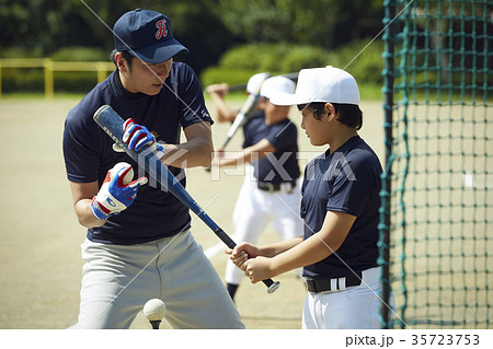 少年野球　バッティングの練習をする男の子　ポートレート 35723753
