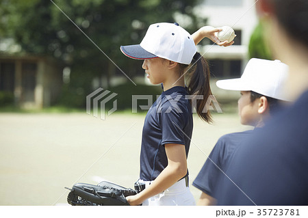 少年野球 投球の練習をする女の子の写真素材