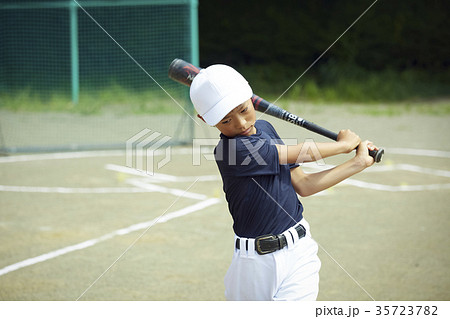 少年野球　バッティングの練習をする男の子　ポートレート 35723782