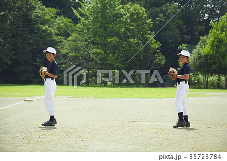 少年野球 投球の練習をする子どもたち 少年野球 投球の練習をする子どもたち 35723784