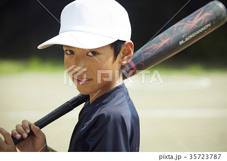 少年野球　バッティングの練習をする男の子　ポートレート 35723787