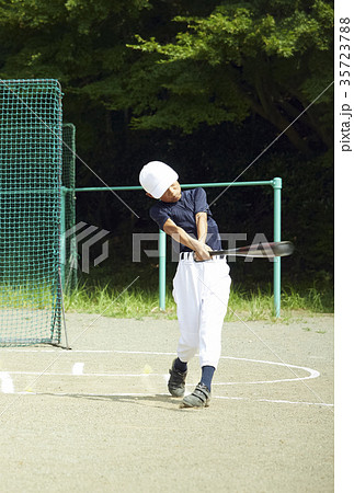 少年野球　バッティングの練習をする男の子　ポートレート 35723788