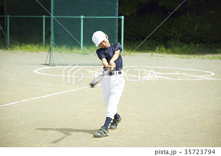 少年野球　バッティングの練習をする男の子　ポートレート 35723794