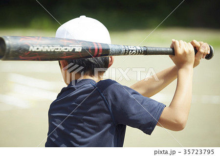 少年野球　バッティングの練習をする男の子　ポートレート 35723795