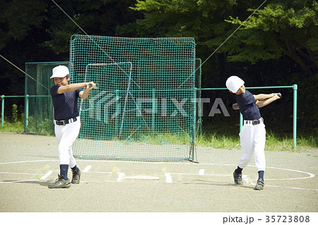 少年野球　バッティングの練習をする子どもたち 35723808