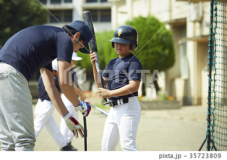 少年野球　バッティングの練習をする男の子 35723809