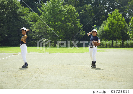 少年野球 投球の練習をする子どもたち 少年野球 投球の練習をする子どもたち 35723812