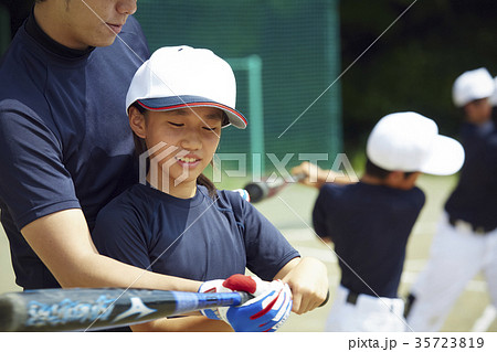 少年野球 バッティングの練習をする女の子 ポートレートの写真素材
