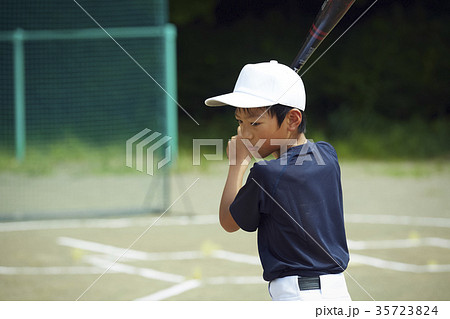 少年野球 バッティングの練習をする男の子 少年野球 バッティングの練習をする男の子 35723824