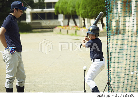 少年野球　バッティングの練習をする男の子 35723830