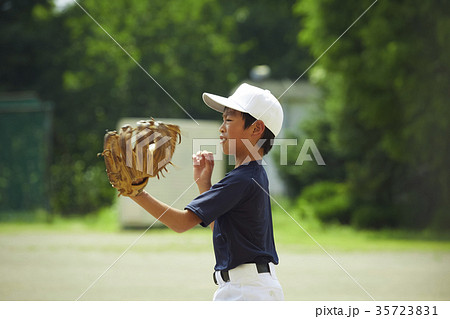 少年野球　投球の練習をする男の子　ポートレート 35723831
