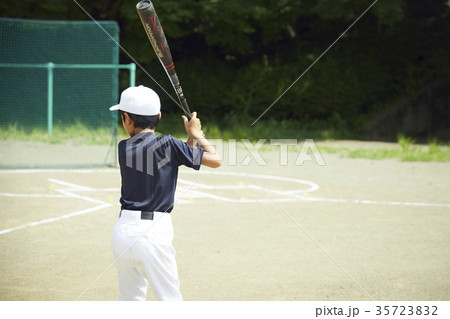 少年野球 バッティングの練習をする男の子 少年野球 バッティングの練習をする男の子 35723832
