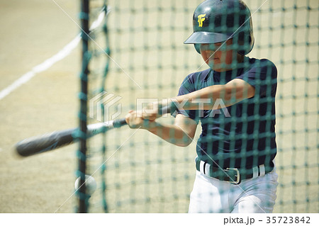 少年野球 バッティングの練習をする男の子 少年野球 バッティングの練習をする男の子 35723842