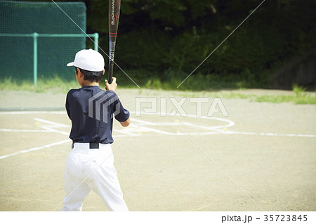 少年野球 バッティングの練習をする男の子 少年野球 バッティングの練習をする男の子 35723845