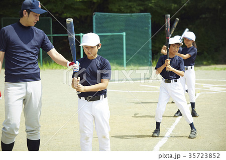 少年野球　バッティングの練習をする子どもたち 35723852