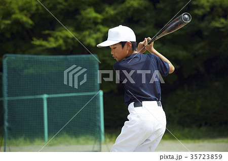 少年野球　バッティングの練習をする男の子 35723859