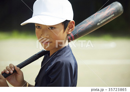 少年野球　バッティングの練習をする男の子　ポートレート 35723865