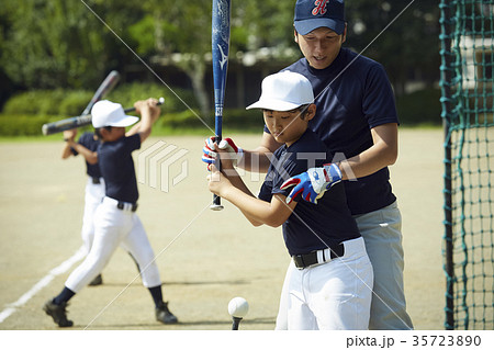 少年野球 バッティングの練習をする男の子 ポートレートの写真素材