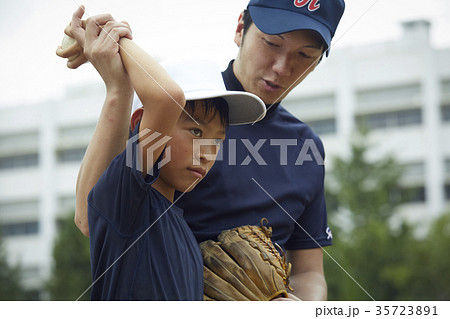 少年野球　投球の練習をする男の子　ポートレート 35723891