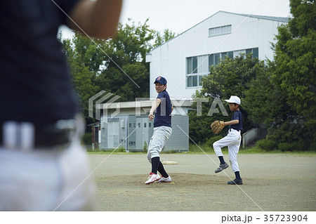 少年野球 投球の練習をする女の子の写真素材