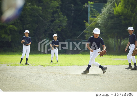 少年野球 練習 試合 守備 の写真素材