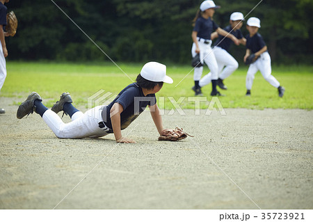 少年野球 試合 ボールをキャッチする男の子の写真素材