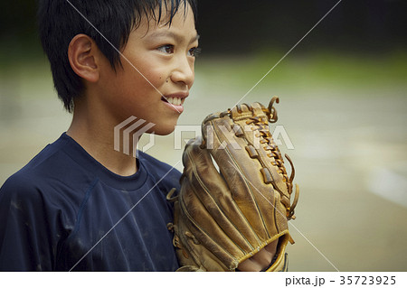 少年野球　投球の練習をする男の子　ポートレート 35723925