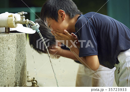 少年野球　休憩　水道　顔を洗う男の子 35723933