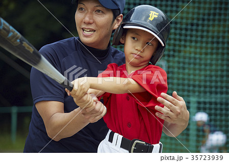 少年野球　バッティングの練習をする男の子 35723939