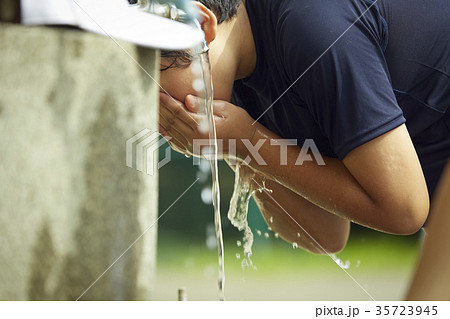 少年野球　休憩　水道　顔を洗う男の子 35723945