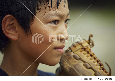 少年野球 投球の練習をする男の子 ポートレート 少年野球 投球の練習をする男の子 ポートレート 35723946