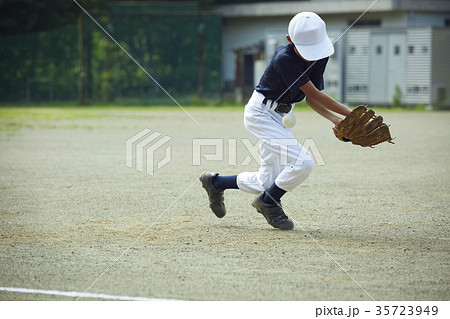 少年野球　試合　ボールをキャッチする男の子 35723949