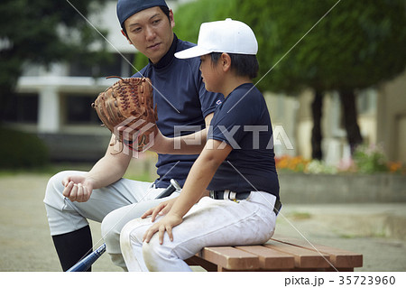 少年野球 練習 監督と男の子 少年野球 練習 監督と男の子 35723960