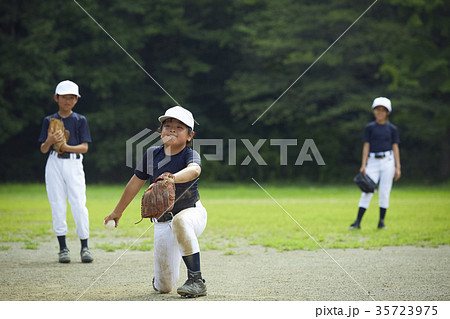 少年野球　試合　ボールをキャッチする男の子 35723975