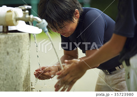 少年野球　休憩　水道　顔を洗う男の子 35723980